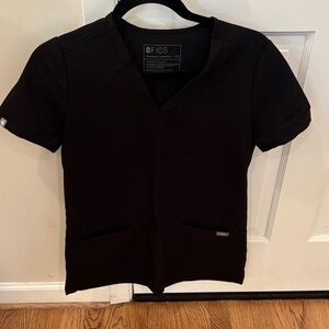 FIGS Women’s Black Short Sleeve V-neck Scrub Top